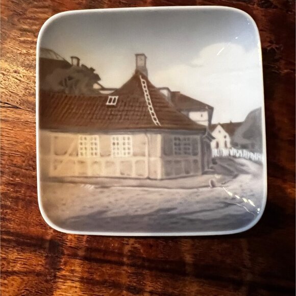 Royal Copenhagen Porcelain Decorative Plates 3-Piece Set Denmark Scenes - Picture 4 of 8